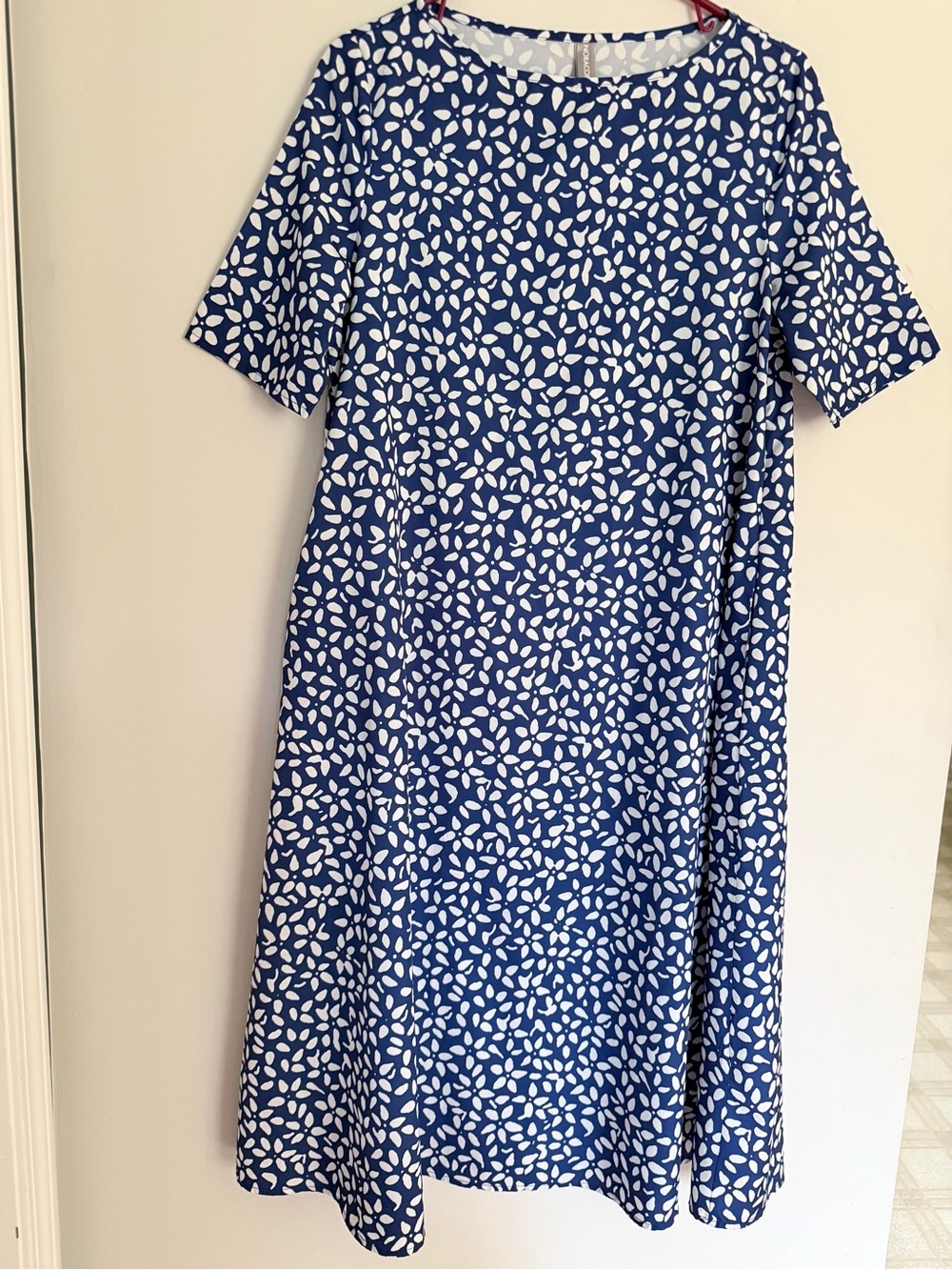 Blue and White Floral Pattern Short-Sleeve Pullover Midi Dress M Medium